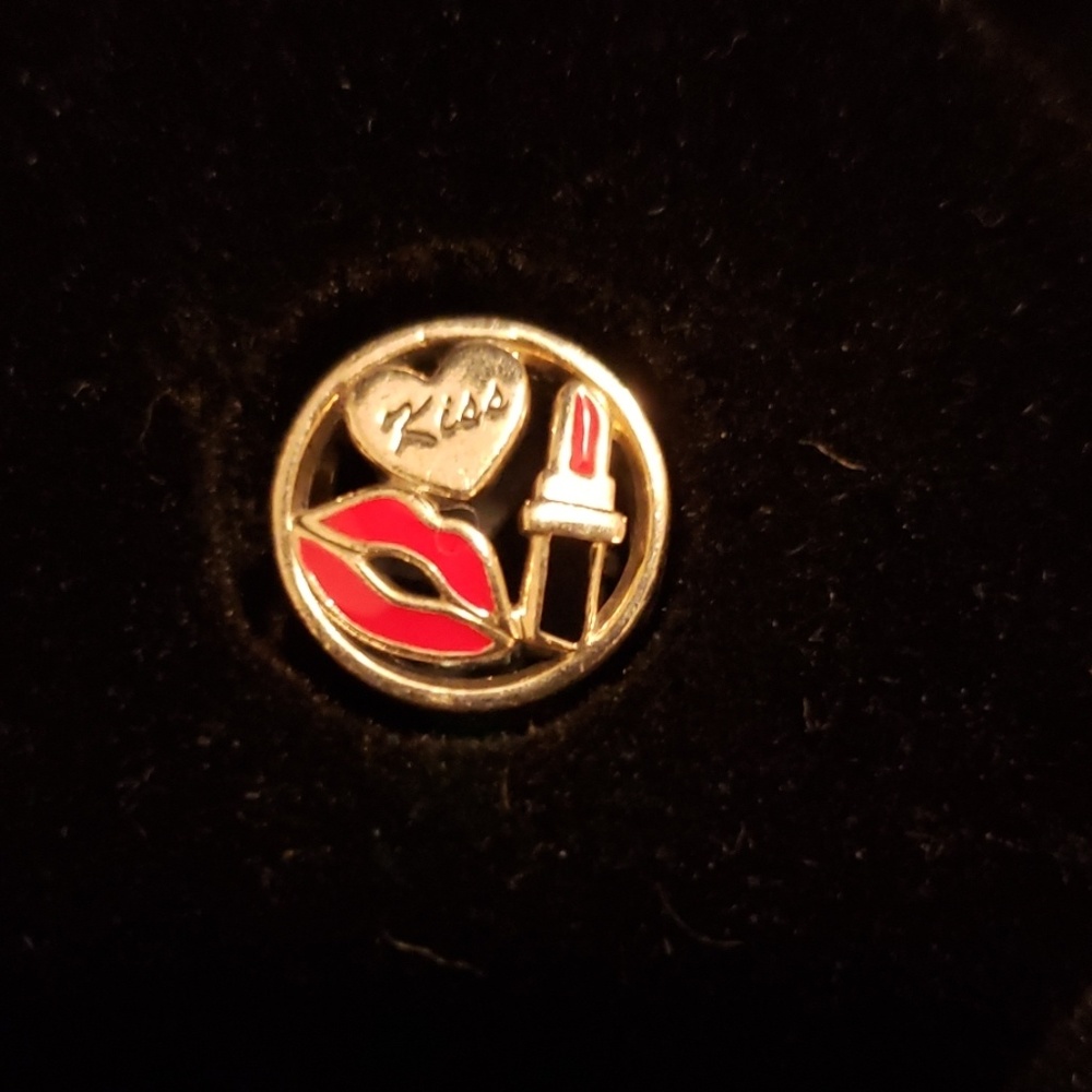 Glamour Kiss Charm new